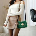 Bolsa feminina de couro com design elegante e moderno, detalhe metálico central e alça larga com listras. Ideal para uso casual e social. Versátil e sofisticada.