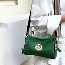 Bolsa feminina de couro com design elegante e moderno, detalhe metálico central e alça larga com listras. Ideal para uso casual e social. Versátil e sofisticada.
