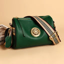 Bolsa feminina de couro com design elegante e moderno, detalhe metálico central e alça larga com listras. Ideal para uso casual e social. Versátil e sofisticada.