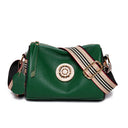 Bolsa feminina de couro com design elegante e moderno, detalhe metálico central e alça larga com listras. Ideal para uso casual e social. Versátil e sofisticada.